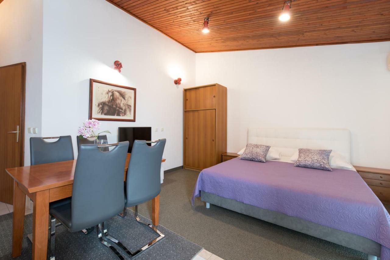Beach Guesthouse Mediteran ポドストラナ エクステリア 写真